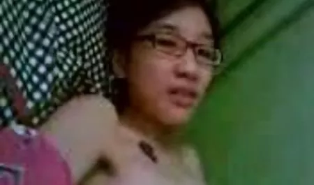 Rambut pirang remaja mencintai dirinya ngemut kotol sendiri