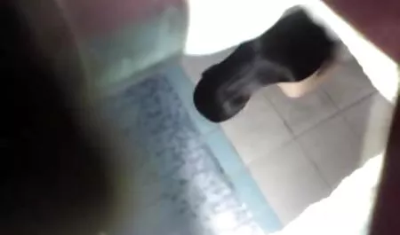 beralih kaki pada janda ngemut rambut pirang