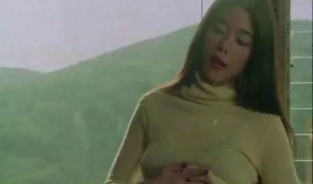 Gaun merah dan menunjuk ngemot konthol renda susun