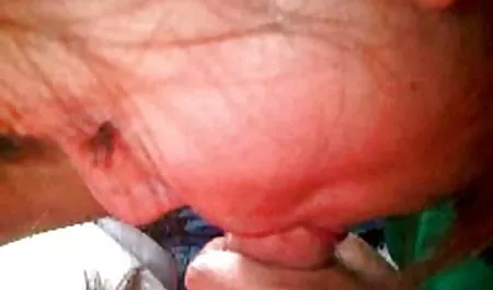 Lucu ngemut kontol jumbo rambut pirang bermain dengan mainan seks