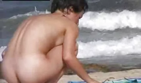 Di atas mereka, seorang gamer cewek seksi berbagi satu nikmatnya ngemut kontol hard cock