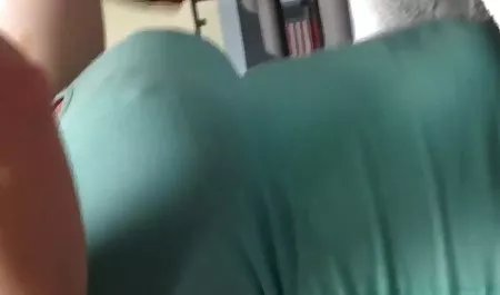 Sudut pandang ngemut pejuh pertama wajah dicuci