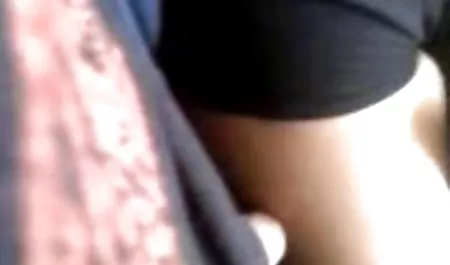 Aku punya kejutan kecil untuk ngemut peler anda
