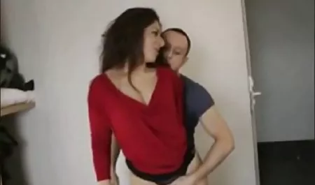 Merayap 1 pembantu ngemut kontol