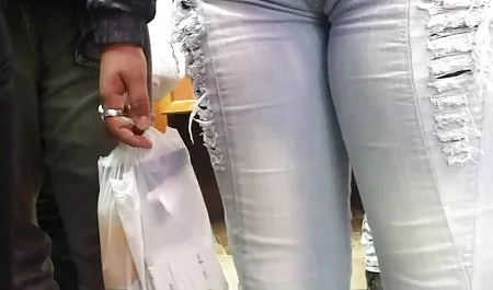 Tiga nikmatnya ngemut kontol Pelacur Berbagi Ayam