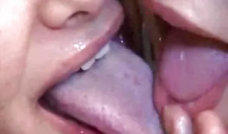 Kulit Berwarna Putri Terpilih lagi ngemut kontol
