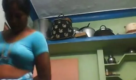- ngintip video Dewasa istri telanjang dewi persik ngemut kontol di luar ruangan