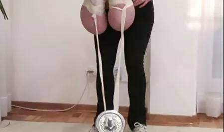 lesbian ngemut sampai crot Babes menikmati masturbasi