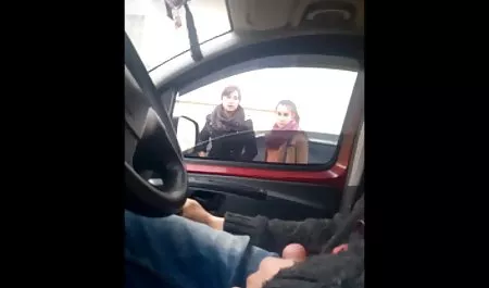 Seksi gadis menyebalkan dan ngemut peler mendapatkan wajah