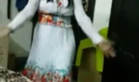 Hot brunette strip nya pakaian dalam wanita ngemut kontol crot menggosok vaginanya